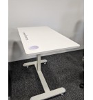 TABLE REGLABLE EN HT-VER  PNEU.ROULETTES PLATEAU MELA BLANC DE 80X50