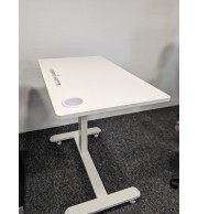 TABLE REGLABLE EN HT-VER  PNEU.ROULETTES PLATEAU MELA BLANC DE 80X50