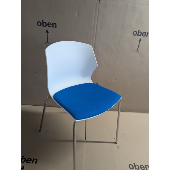 CHAISE COQUE BLANCHE ASSISE TISSU BLEU PIEDS METAL GRIS