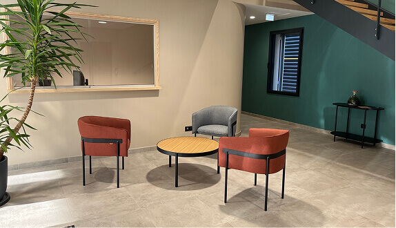 Accueil et conseil ergonomique dans le showroom